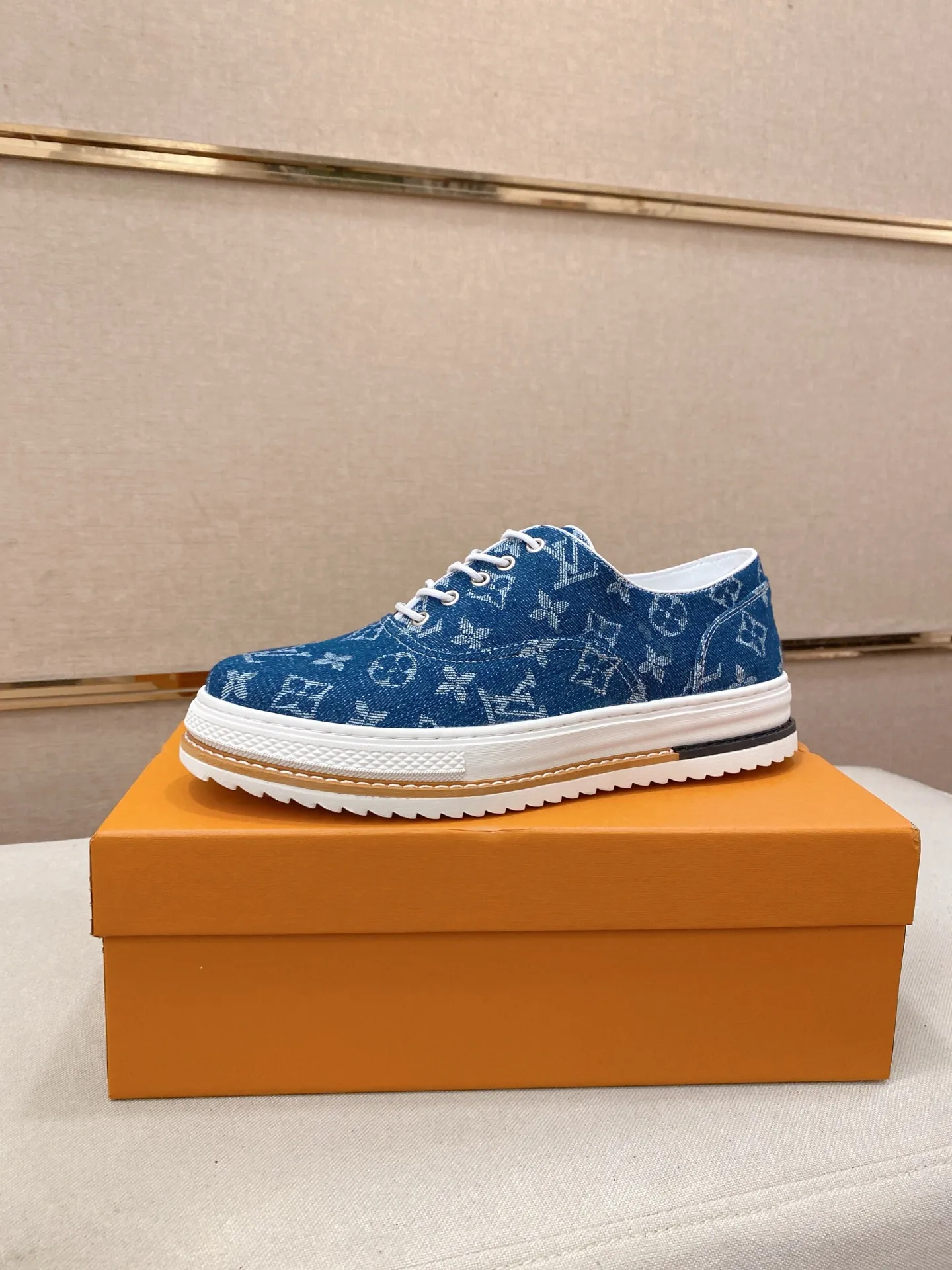 Men's shoes💰 420💰Louis Vuitton (Louis Vuitton/LV) top 🔍🔍 new models are on sale at the same time, the upper 🇮🇹 imported first-layer cowhide from Italy, fully imported sheepskin lining 💪💪, completely 1⃣️ to 1 ⃣️Re-engraved🇮🇹💪💪, ⚠Sole: The original sole is specially provided by the original factory, the exclusive movable molded sole is super comfortable, ⚠The original factory follows the order, 🔍🔍high quality, you can enter and exit the counter at will, welcome to compare⚠. Code number:38-44